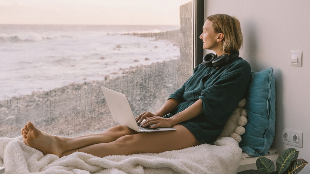 Travel advisor working on a laptop while getting started with AI tools for client communication